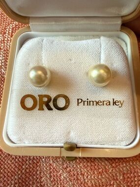 Vintage  Majorica 18k Gold Pearl Stud Earrings - Oro Primera Ley. Never worn
